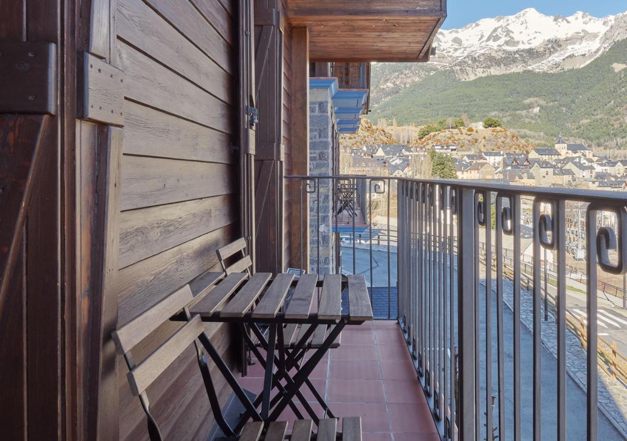 Apartahotel Tres Quinones Sallent De Gallego Exterior photo