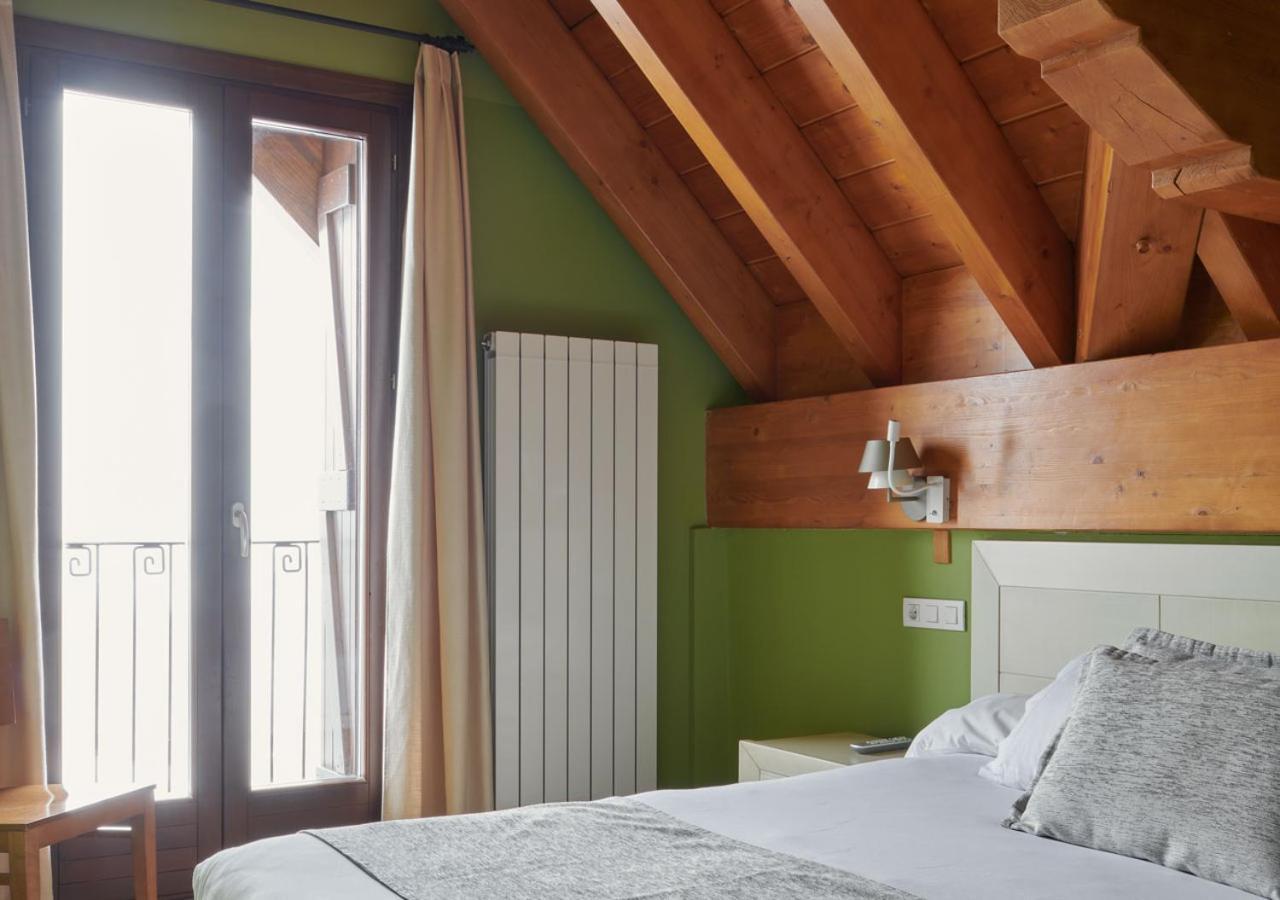 Apartahotel Tres Quinones Sallent De Gallego Exterior photo
